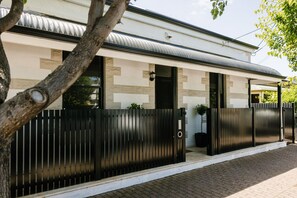 Exterior - Stylish Beachside Bungalow I Sauna I Outdoor Bath (Glenelg North)