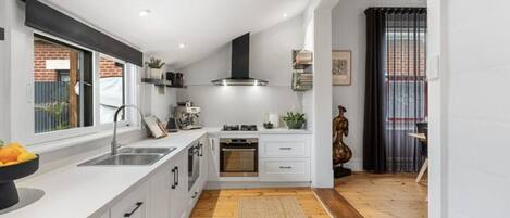 冰箱、微波炉、烤箱、炉灶