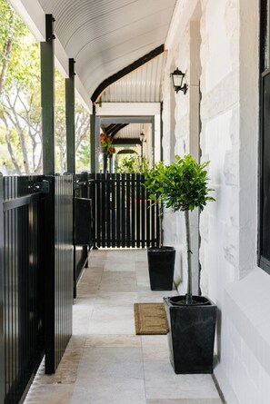 المنطقة المحيطة بالمنشأة