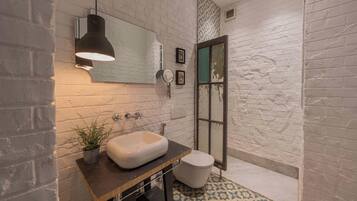 Lejlighed - byudsigt | Badeværelse | Bruser, gratis toiletartikler, hårtørrer, håndklæder