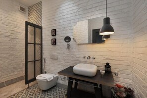 Apartment, 1 Bedroom, Sea View | Bathroom | Shower, free toiletries, hair dryer, towels