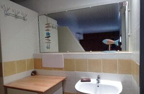 Regadera, secadora de cabello, toallas, papel de baño 