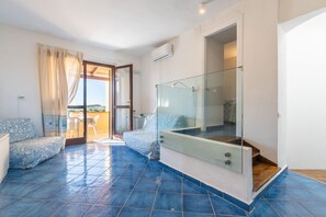 TV - Elegant and well furnished two-room apartment of about 40 square meters to the first floor located a short distance from the sea.It consists of a living room with sofas and single pull-out beds and an equipped kitchen, a bedroom with a double bed reachab (Stintino)