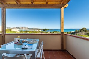Outdoor dining - Elegant and well furnished two-room apartment of about 40 square meters to the first floor located a short distance from the sea.It consists of a living room with sofas and single pull-out beds and an equipped kitchen, a bedroom with a double bed reachab (Stintino)