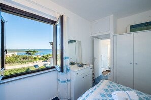 1 bedroom, travel crib - Elegant and well furnished two-room apartment of about 40 square meters to the first floor located a short distance from the sea.It consists of a living room with sofas and single pull-out beds and an equipped kitchen, a bedroom with a double bed reachab (Stintino)