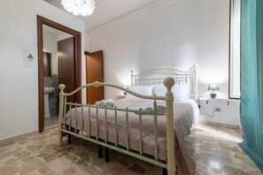 4 bedrooms, iron/ironing board - GuestHost - Charming apartment of 130 sqm overlooking Corso Tukory, comfortably accommodating up to 8 guests, located on the 1st floor of a historic building without an elevator.The property is situated in the heart of Palermo’s historic center, just s (Palermo)