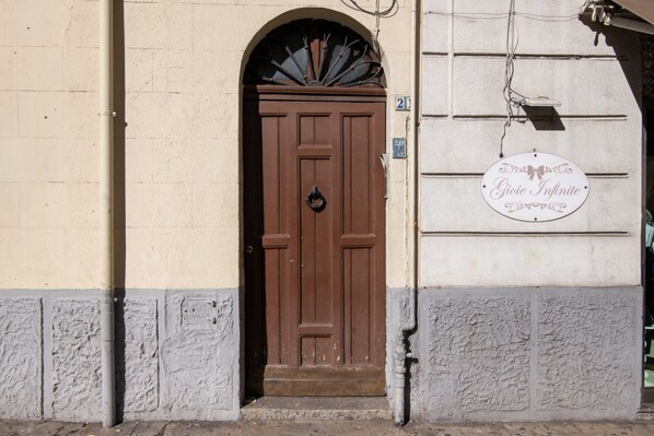 Exterior detail - GuestHost - Charming apartment of 130 sqm overlooking Corso Tukory, comfortably accommodating up to 8 guests, located on the 1st floor of a historic building without an elevator.The property is situated in the heart of Palermo’s historic center, just s (Palermo)