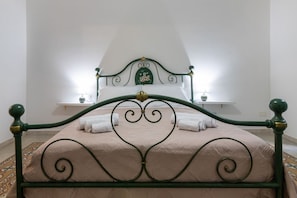4 bedrooms, iron/ironing board - GuestHost - Charming apartment of 130 sqm overlooking Corso Tukory, comfortably accommodating up to 8 guests, located on the 1st floor of a historic building without an elevator.The property is situated in the heart of Palermo’s historic center, just s (Palermo)