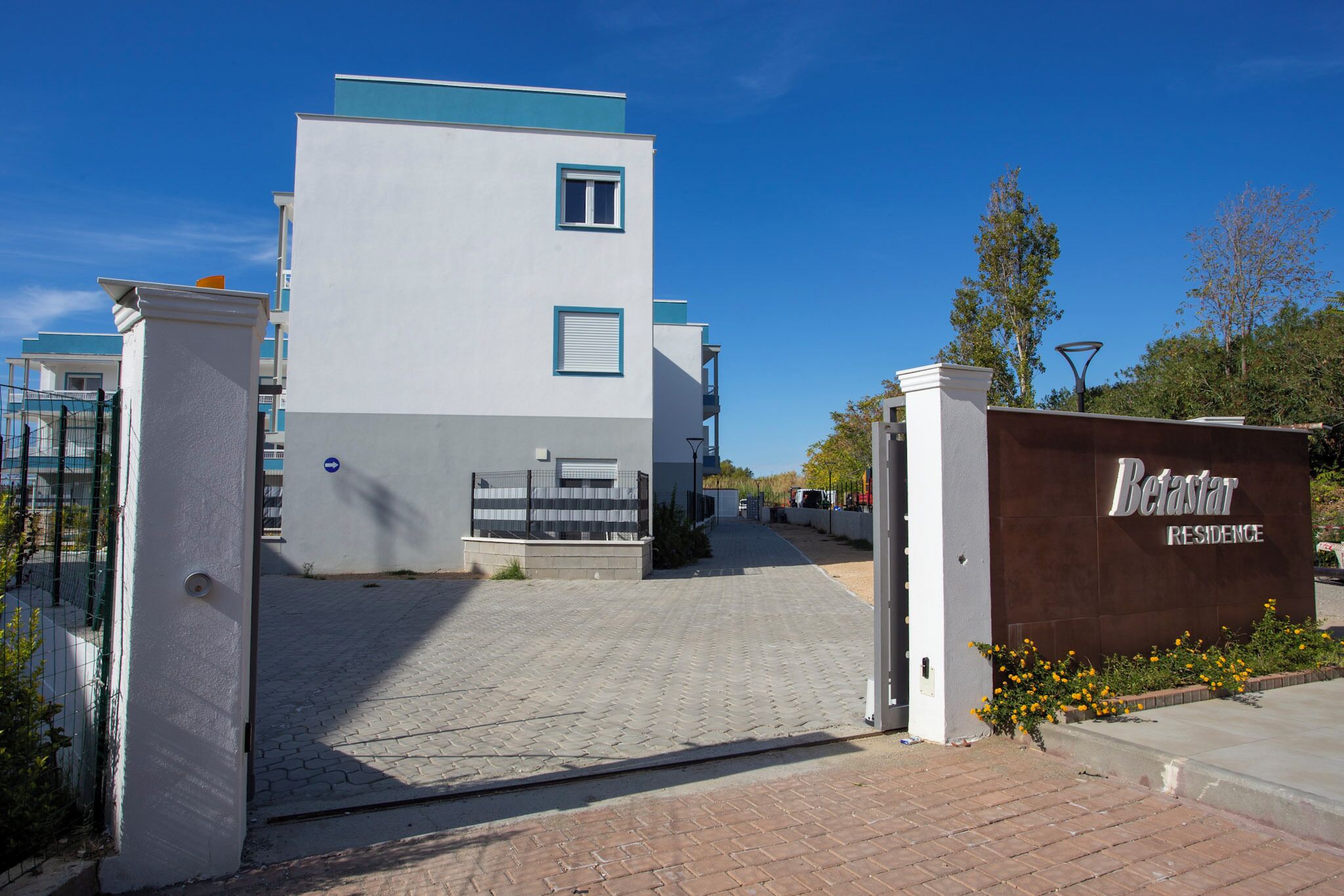 Un edificio moderno con un letrero que dice 'Betastar Residence'.