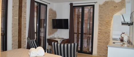 高級開放式客房 | 羽絨被、筆電工作空間、免費無線上網