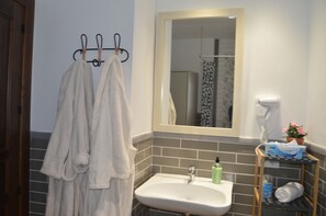 Superior Studio | Bathroom | Shower, rainfall showerhead, free toiletries, hair dryer