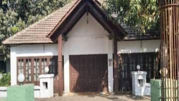 7 BHK Vila | Desk, bed sheets