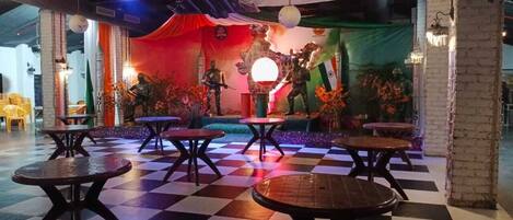 تناول الطعام بالخارج