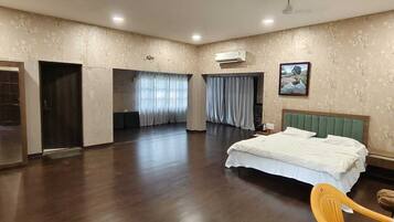 วิลล่า | โต๊ะทำงาน, ผ้าปูที่นอน