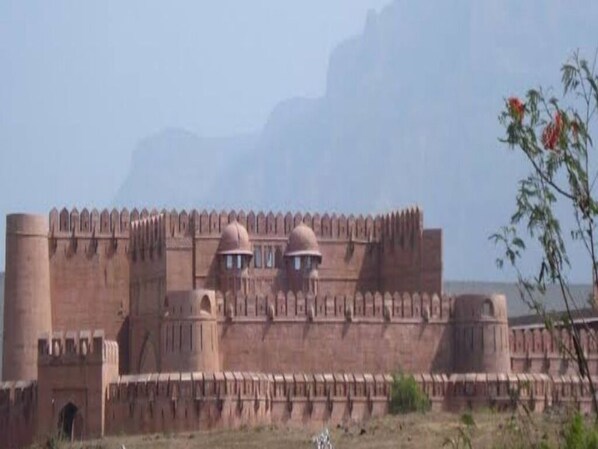 Vista frontal de la propiedad
