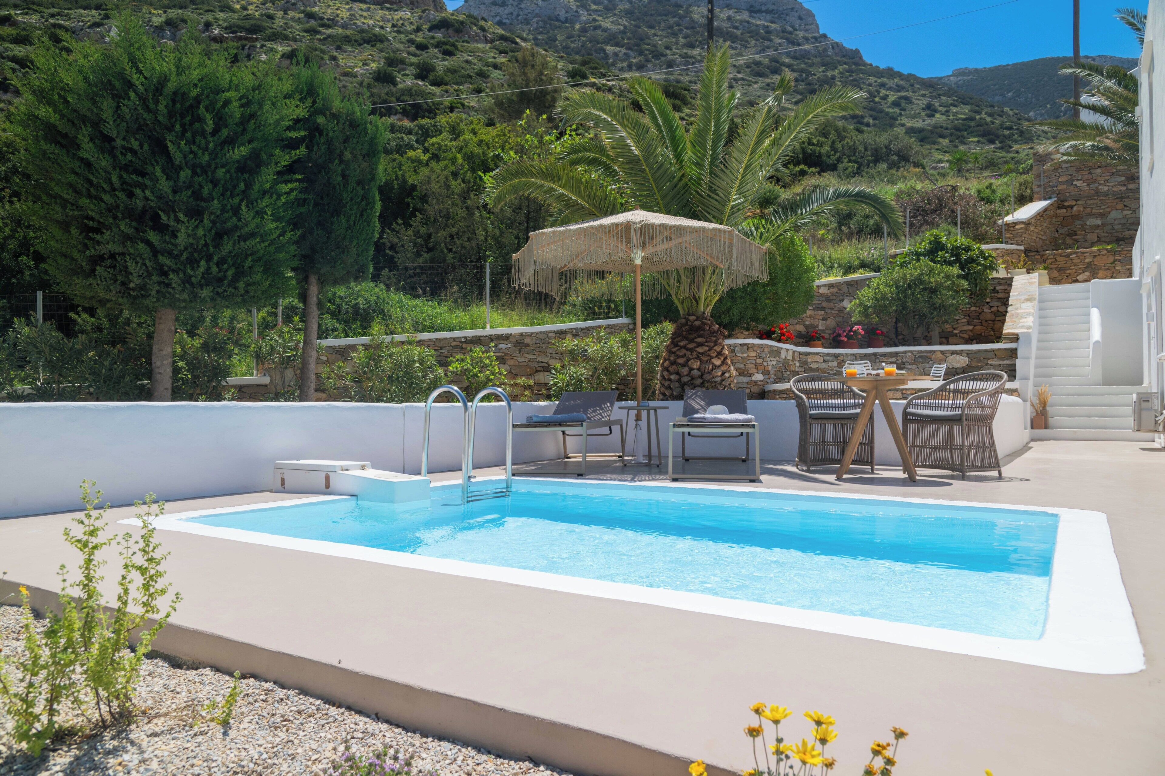 Deluxe Suite, Pool View | Terrace/patio