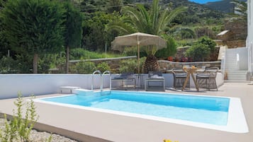 Deluxe Suite, Pool View | Terrace/patio