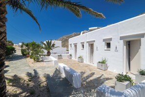 Front of property - Lithos Suites (Sifnos)