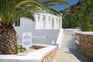 Front of property - Lithos Suites (Sifnos)