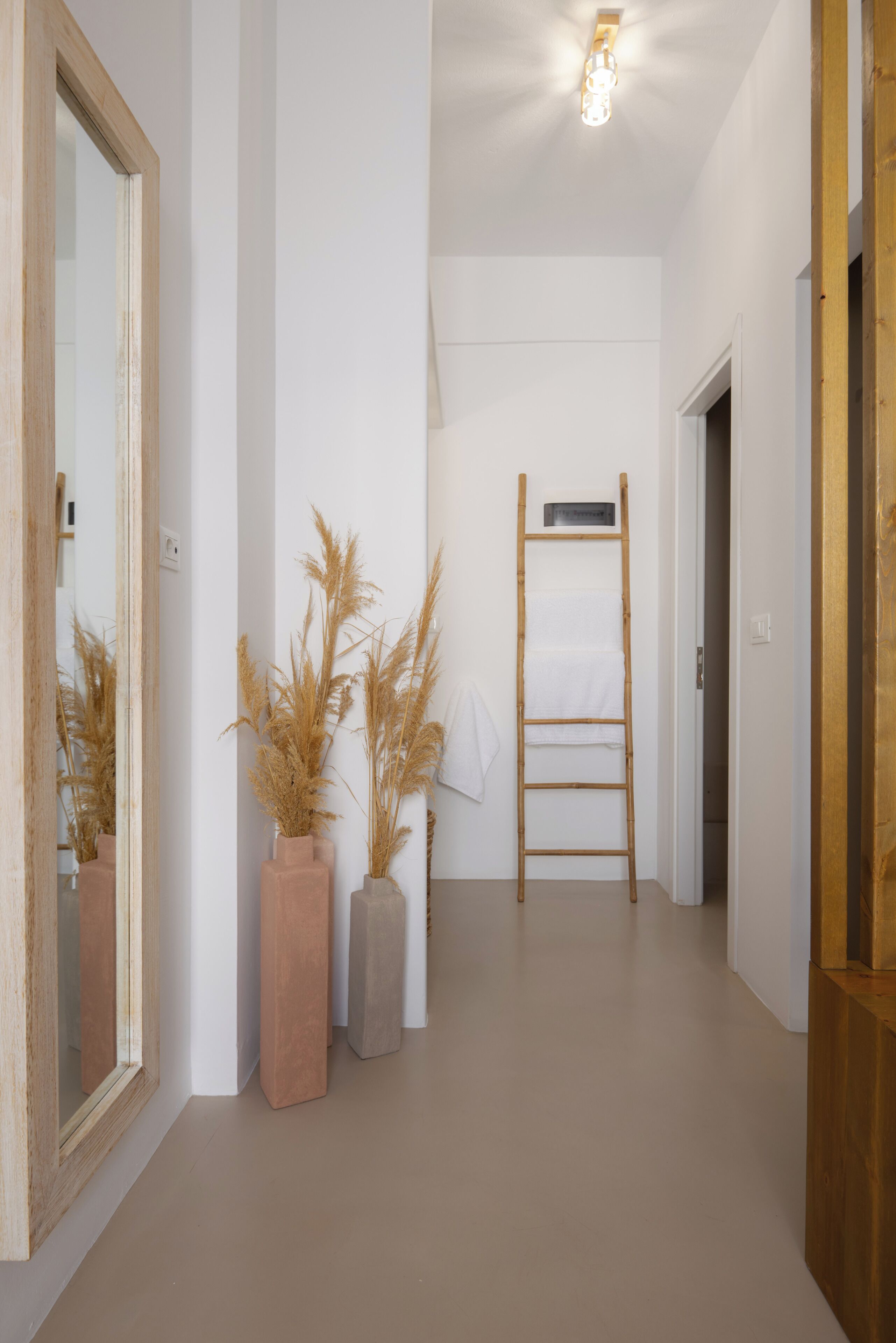 Suite superior, vistas a la piscina | Baño | Ducha, secador de pelo, zapatillas y toallas