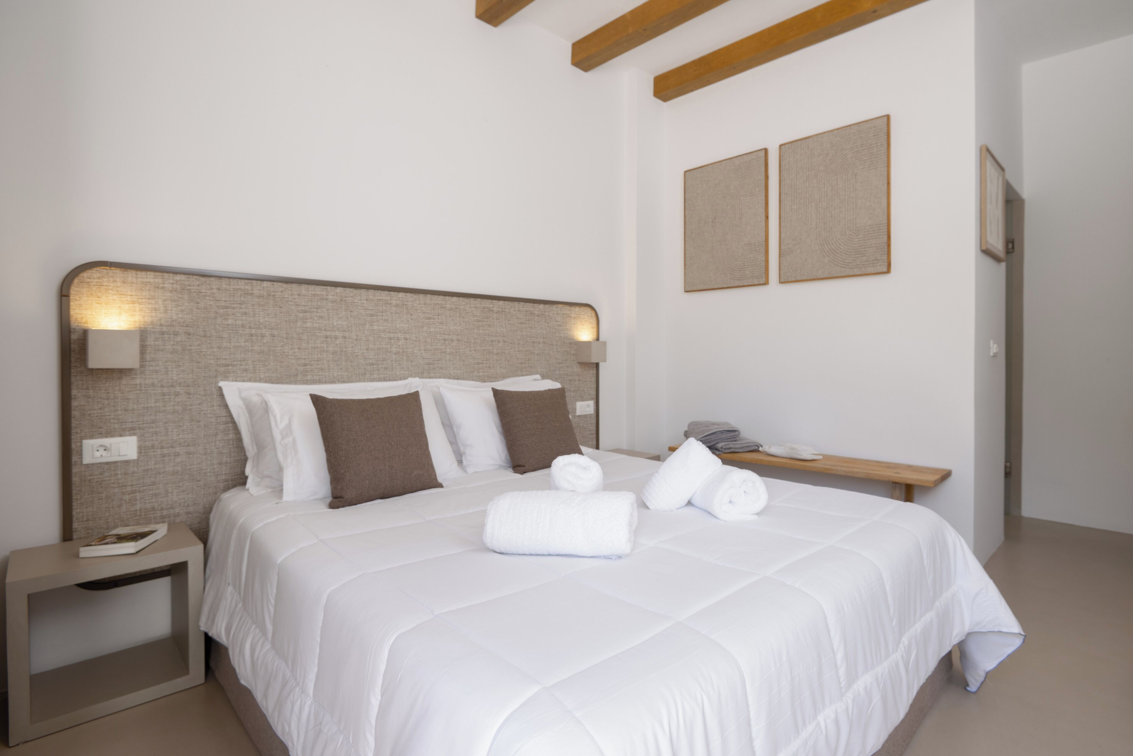 Deluxe-Suite, Poolblick | Zimmersafe, kostenloses WLAN, Bettwäsche