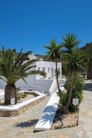 Front of property - Lithos Suites (Sifnos)