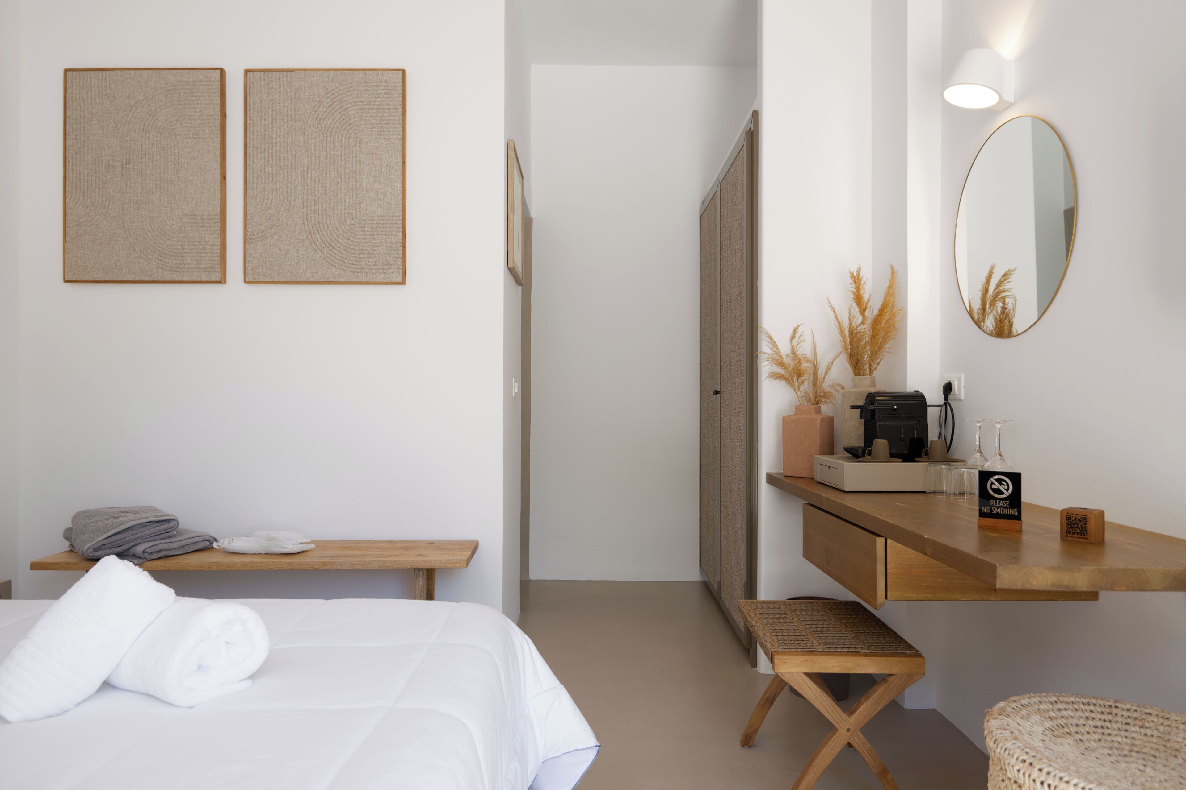 Suite Deluxe, vue piscine | Coffres-forts dans les chambres, Wi-Fi gratuit, draps fournis