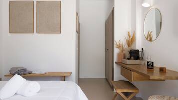 Suite Deluxe, vue piscine | Coffres-forts dans les chambres, Wi-Fi gratuit, draps fournis