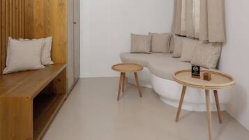 Suite superior, vistas a la piscina | Caja fuerte, wifi gratis, ropa de cama