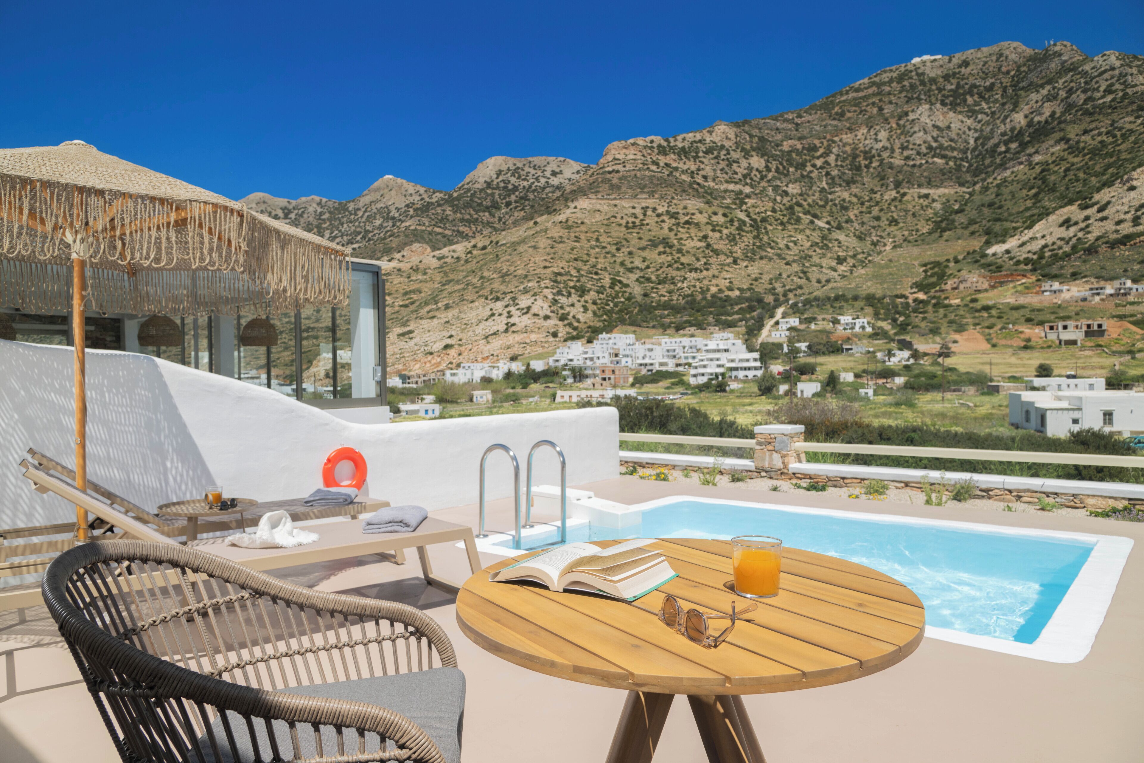 Suite superior, vistas a la piscina | Vistas a la montaña