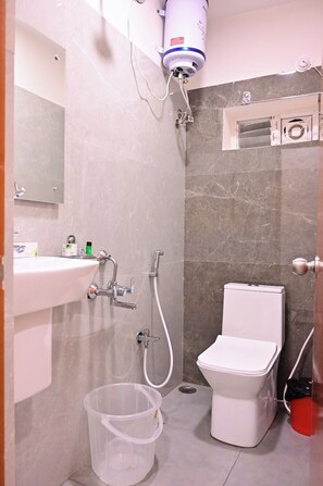 Chuveiro, produtos de toalete grátis, toalhas de banho, sabonete