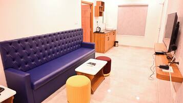 Studiosvit för familj - utsikt mot staden | Vardagsrum