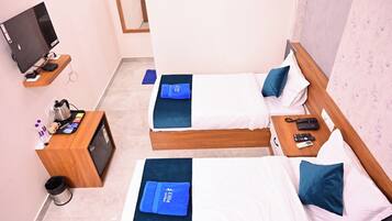 Deluxe dubbelrum - utsikt mot staden | Skrivbord, arbetsyta för laptop, mörkläggningsgardiner och ljudisolering