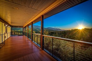 Terrace/patio - Mountain Melody – Luxe 4-Bedroom Retreat - VIEWS, 2 Hot Tubs, Chefs Kitchen, Game Room (Gatlinburg)