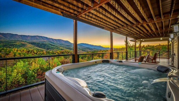 Een hottub met uitzicht op een bergachtig landschap.