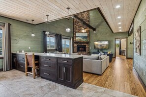 Smart TV, fireplace - Mountain Melody – Luxe 4-Bedroom Retreat - VIEWS, 2 Hot Tubs, Chefs Kitchen, Game Room (Gatlinburg)