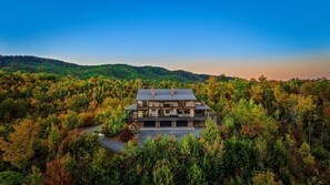Exterior - Mountain Melody – Luxe 4-Bedroom Retreat - VIEWS, 2 Hot Tubs, Chefs Kitchen, Game Room (Gatlinburg)