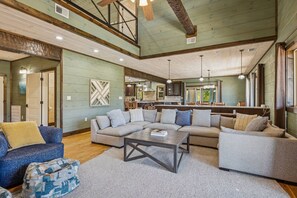 Smart TV, fireplace - Mountain Melody – Luxe 4-Bedroom Retreat - VIEWS, 2 Hot Tubs, Chefs Kitchen, Game Room (Gatlinburg)