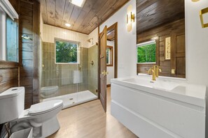 Douche, sèche-cheveux, serviettes fournies