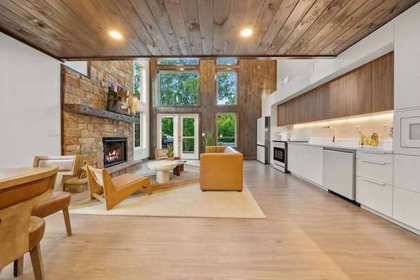 Interior - Stay and Sway with Indoor Pool, Hot Tub, Putting Greens & Fire Pit (Sevierville)