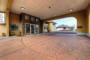 Property grounds - Budget-Friendly Newport Inn By OYO, Pet-Friendly, Near Yaquina Head & Devils Pun (Lincoln County)