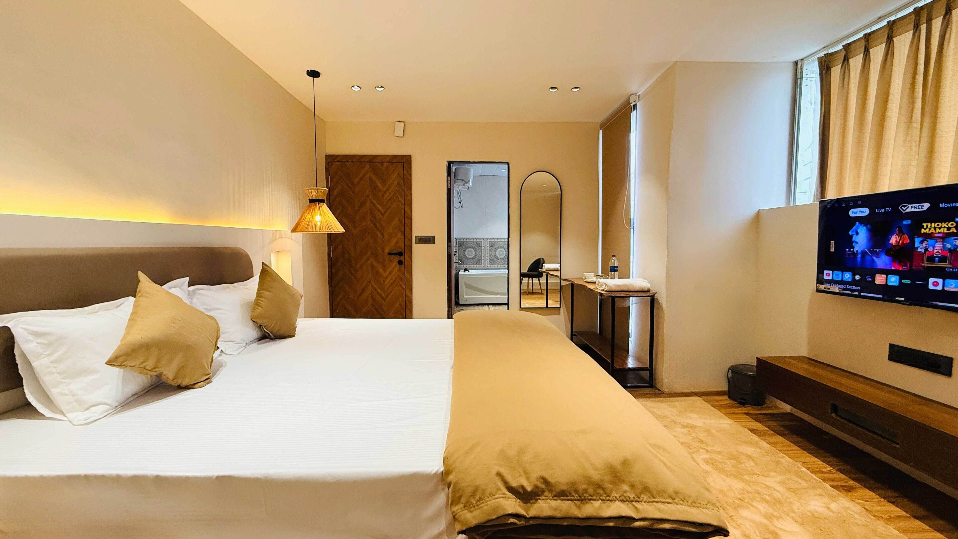 Escritorio, espacio para trabajar con laptop y wifi gratis 