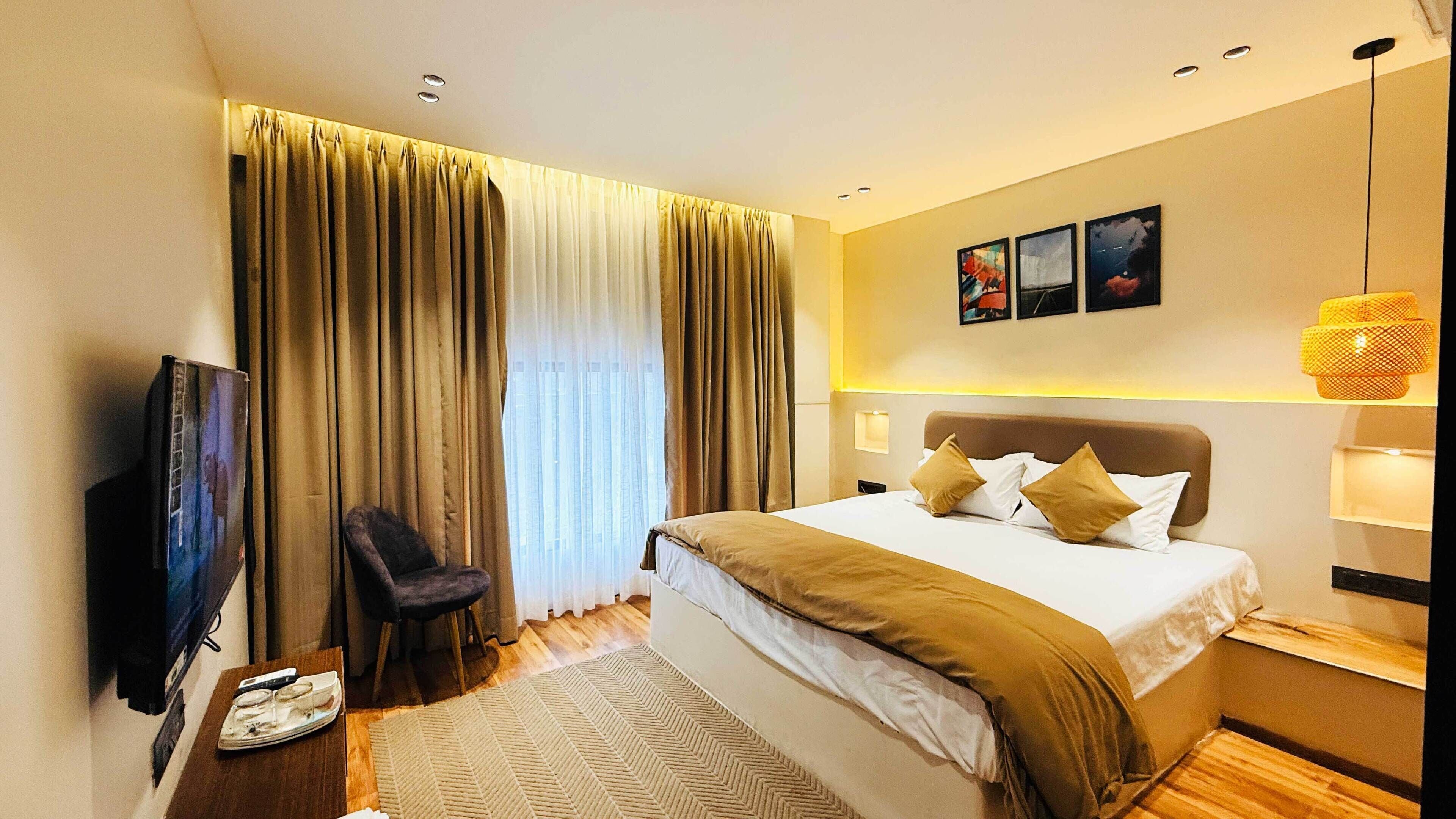 Escritorio, espacio para trabajar con laptop y wifi gratis 