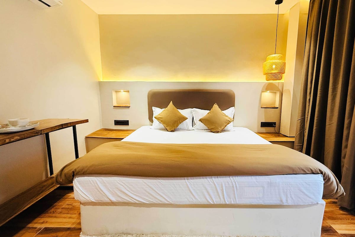 Deluxe Double Room, City View | Desk, laptop workspace, free WiFi