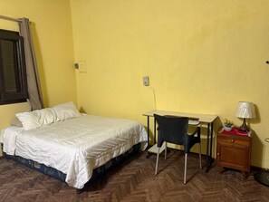 家庭四人房, 2 間臥室, 共用浴室, 庭園景 | 書桌、手提電腦工作空間、熨斗/熨衫板、免費 Wi-Fi