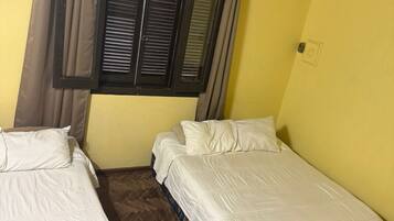 Neljän hengen perhehuone, siivous, näköala pihalle | Työpöytä, kannettavalle tietokoneelle sopiva työtila