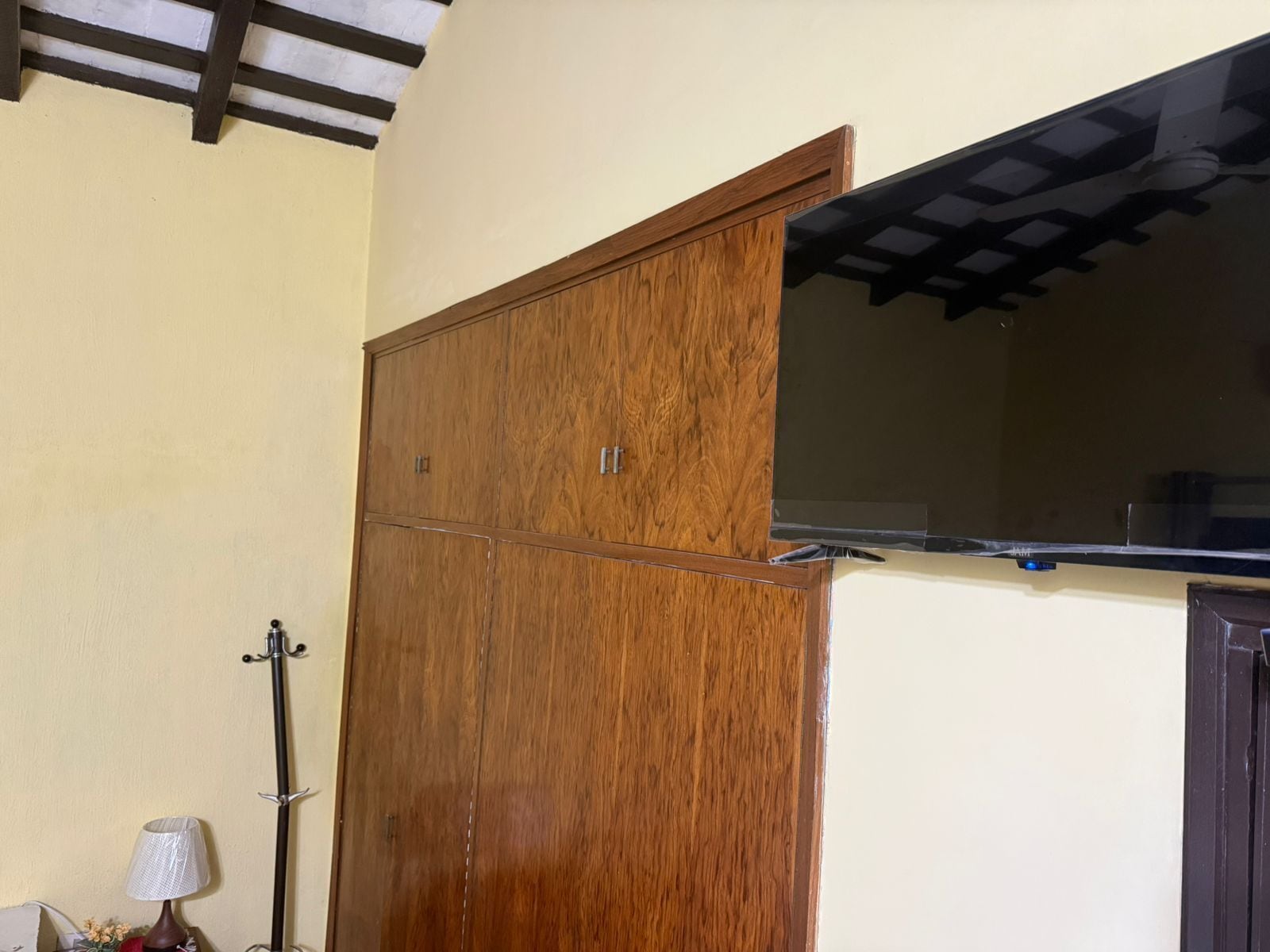 Escritorio y espacio para trabajar con laptop 