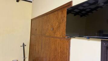 Chambre Quadruple Familiale, service de ménage, vue cour intérieure | Bureau, espace de travail pour ordinateur portable