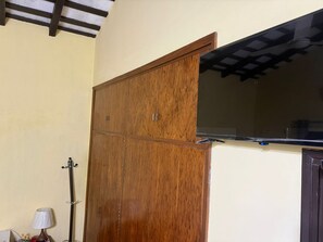 Escritorio y espacio para trabajar con laptop 