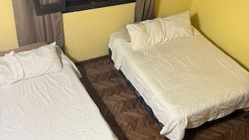 Neljän hengen perhehuone, siivous, näköala pihalle | Työpöytä, kannettavalle tietokoneelle sopiva työtila